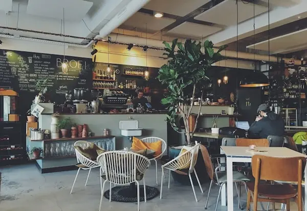 Interior cafe Noka dengan suasana nyaman di Senopati Jakarta